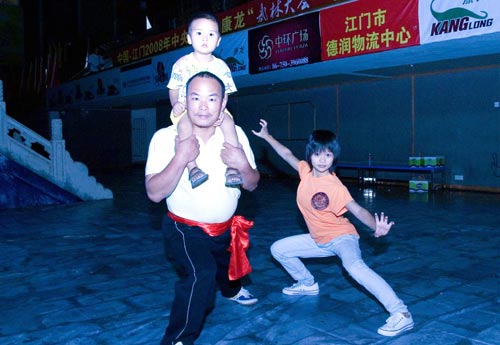 图文-蔡李佛拳全国选拔赛现场 林惠桥与儿子女