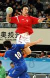 图文-2008北京手球邀请赛男子组 朱昕晨跳起攻门