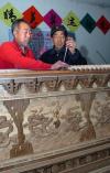 图文-山西农民制作木雕献礼奥运 互相协作争献礼