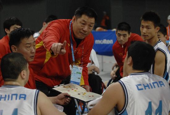 图文-轮椅篮球国际邀请赛赛况 中国队教练制定