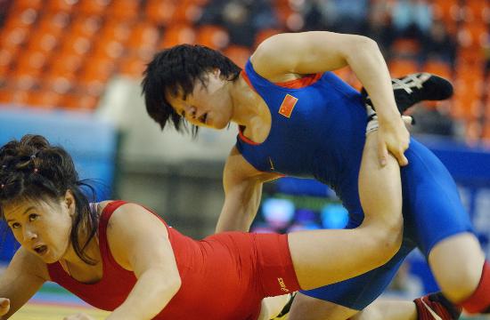 图文-女子摔跤世界杯赛中国队夺冠任雪层擒住