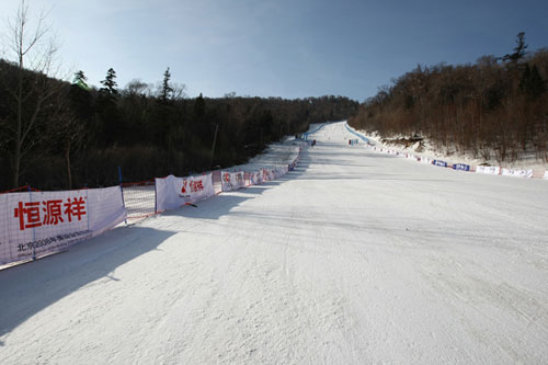 图文-全国高山滑雪冠军赛赛况 赛前赛道封闭