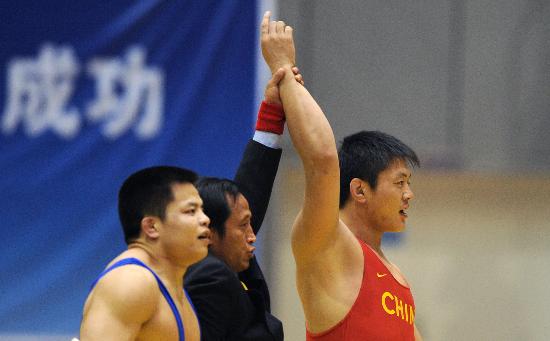 图文-男子自由式摔跤全国冠军赛 乌云毕力格获胜