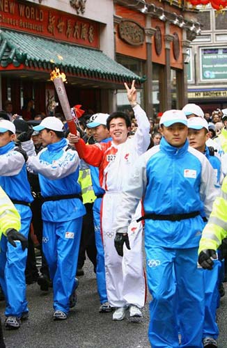 图文-奥运圣火在伦敦传递 中国火炬手柏剑传递