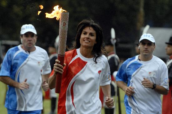图文-圣火传递在布宜诺斯艾利斯举行 美女火炬
