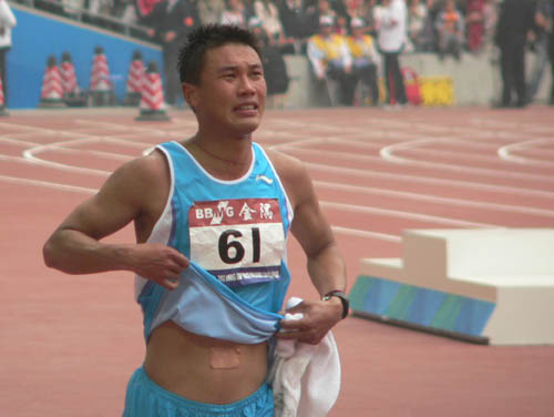图文-司天峰获竞走赛50公里金牌 天气让人吃不
