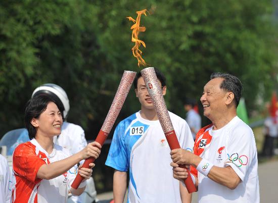 图文-2008年奥运会火炬在龙岩传递 传递希望的圣火