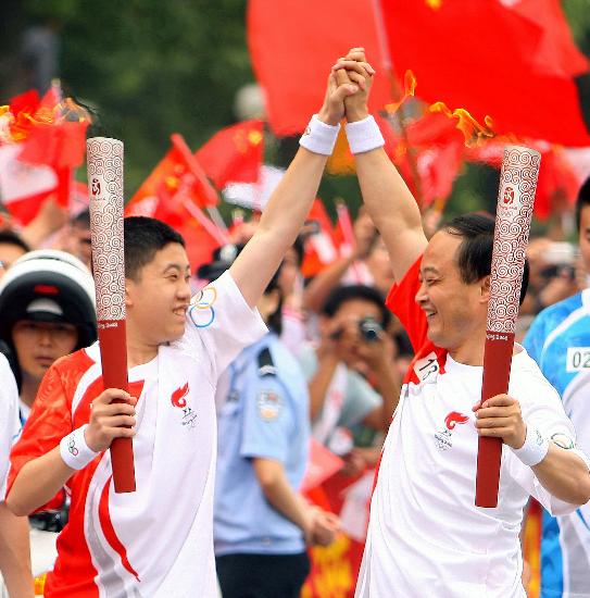 图文-北京奥运会圣火在南京传递 庆祝胜利一般