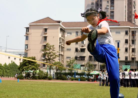 图文-奥运精神推进上海中小学体育 纵身一跃过