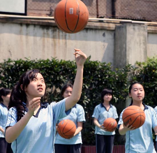 图文-奥运精神推进上海中小学体育 眼中只有球
