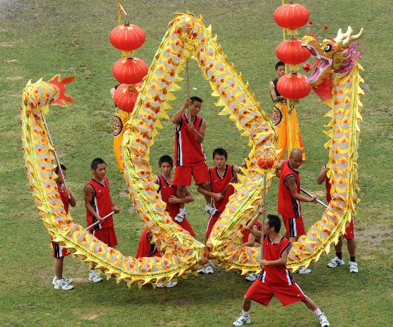图文-贵州省首届农民运动会在贵阳开幕舞龙表演
