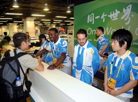 图文-海外志愿者热情服务北京奥运会 认真的讲解
