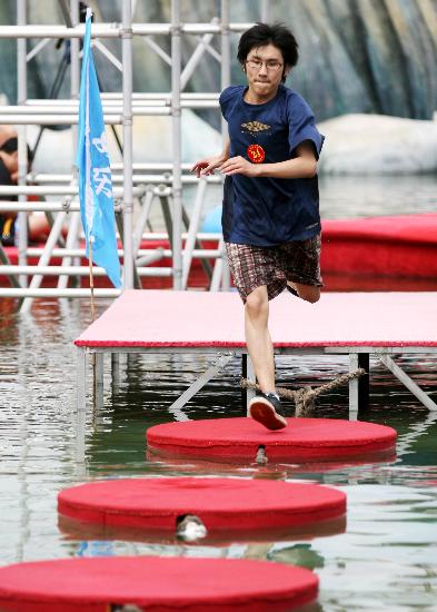 图文-水上奥运激情酷夏选手从水上浮桥跑过