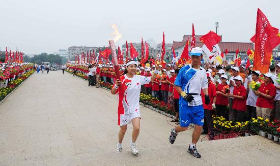 图文-奥运圣火在泰安传递 毕文静进入庆典仪式现场