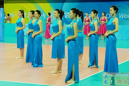 图文-奥运颁奖礼仪志愿者风采 众女孩在排练现场