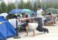 图文-北京市民连日排队等候 购买最后一批奥运门票