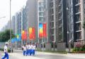 图文-北京奥运村准备就绪 志愿者在奥运村内走过