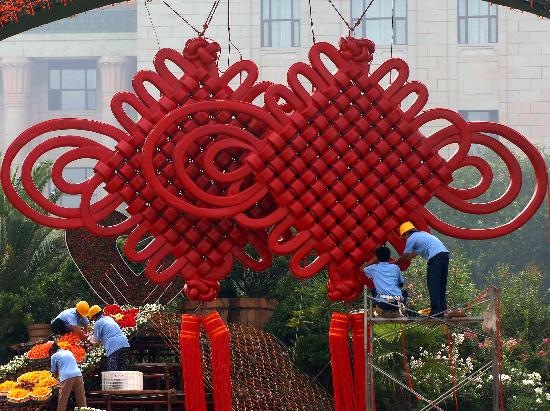 图文-奥运风景扮靓天安门广场 两个巨大的“中国结”