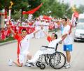 图文-北京奥运圣火在开封传递 心手相握传递激情