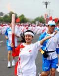 图文-北京奥运圣火在开封传递 发随心动迎风飞扬