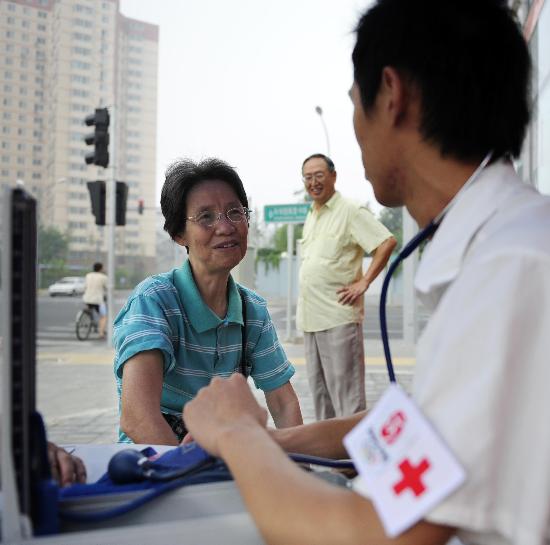 图文-博爱服务站为奥运助力 志愿者义务量血压
