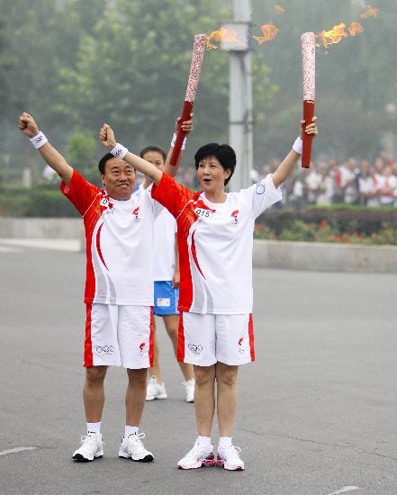 图文-北京奥运圣火在安阳传递 李建安与杨文周合影