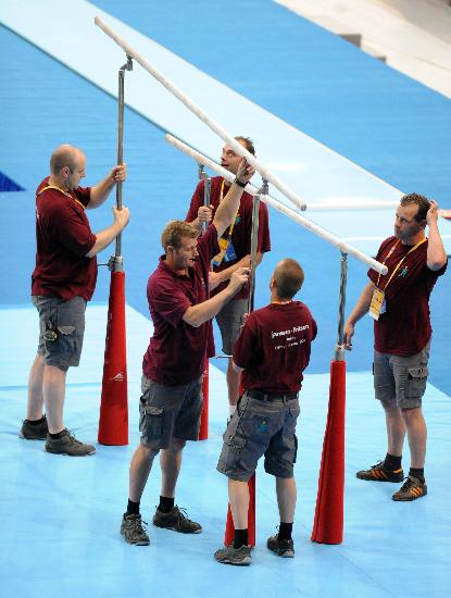 图文-国家体育馆进行调试 工作人员安装双杆