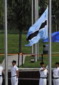 图文：（北京奥运）（3）博茨瓦纳代表团在奥运村举行升旗仪式