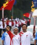 图文-奥运圣火在四川广安传递 肩并肩我们在一起