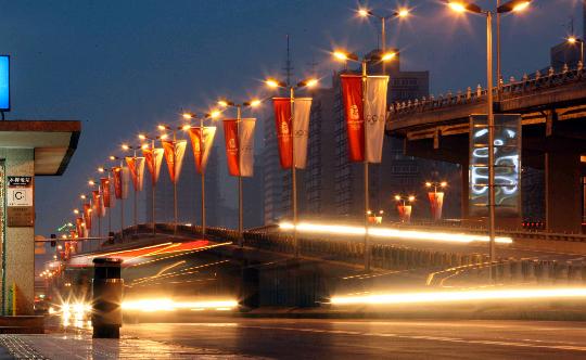 图文-动感之都奥运北京 许多悬挂迎奥运旗帜的路灯