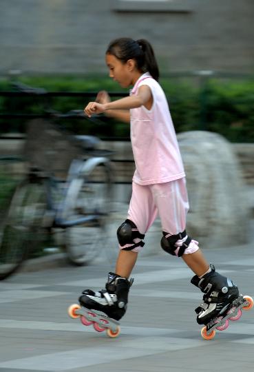 图文-动感之都奥运北京 小女孩轮滑非常轻松自如