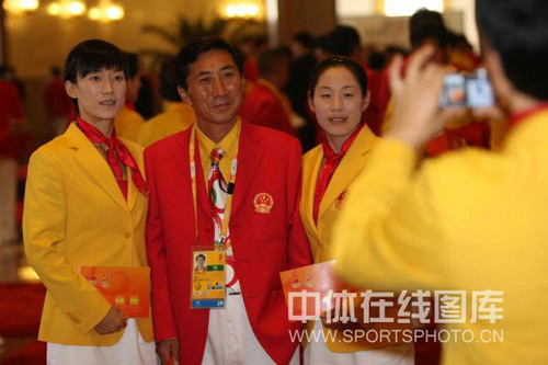 图文-中国体育代表团召开总结大会 与老金来张合影