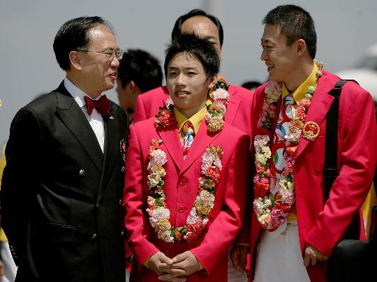 图文-国家奥运金牌运动员代表团抵港 特首亲自迎接