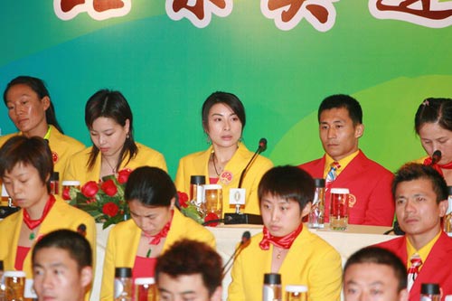 图文-中国奥运金牌运动员记者会 王楠闷头儿干