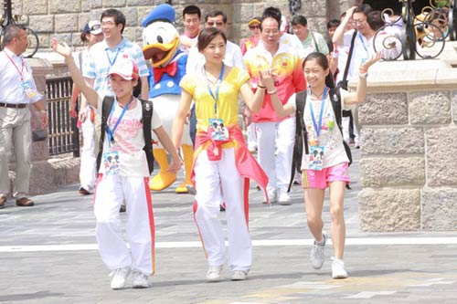 图文-奥运冠军游香港迪斯尼乐园 三个都是奥运冠军