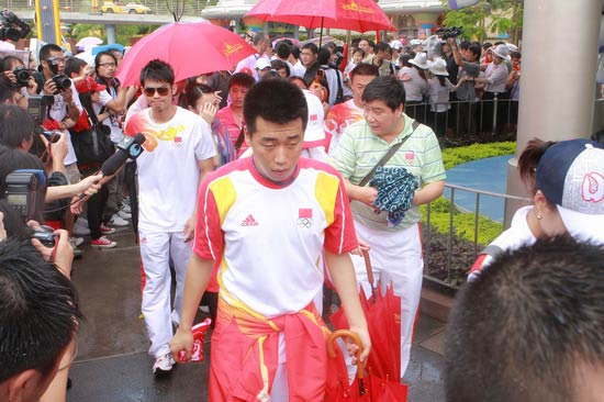 图文-奥运冠军游香港迪斯尼乐园 话筒伸向林丹