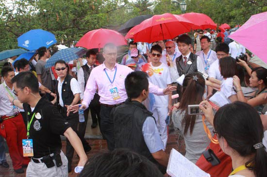 图文-奥运冠军游香港迪斯尼乐园 专人给林丹打伞
