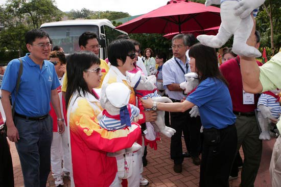 图文-奥运冠军游香港海洋公园 接受小礼物
