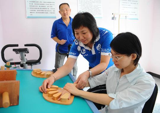 图文-志愿者开展扶残助残志愿服务 帮助偏瘫患