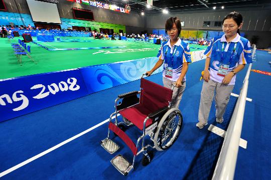 图文-北京残奥会志愿者风采 志愿者示范轮椅推