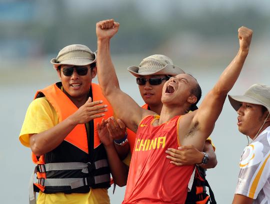 图文-中国双人划艇奥运冠军杨文军 胜利后振臂高呼