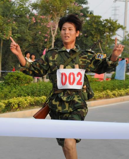 文-民兵军事三项五公里武装越野赛 北京裴乐夺
