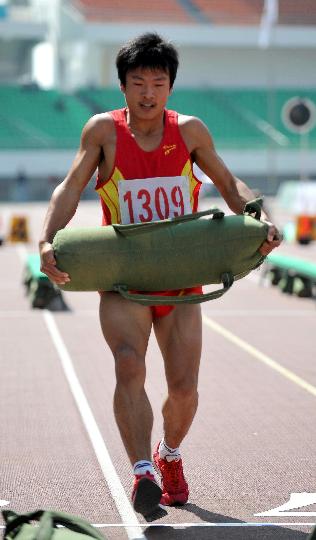 图文-农运会田径负重疾行 30米搬重物赛跑考验选手