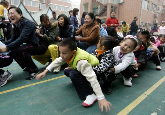 图文-亲子趣味运动会现场 家长孩子蜈蚣走比赛
