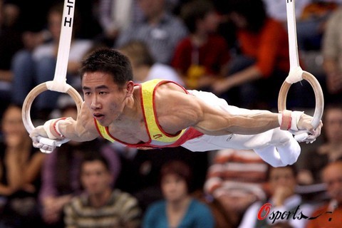 图文-2008年体操世界杯斯图加特站 严明勇动作标准