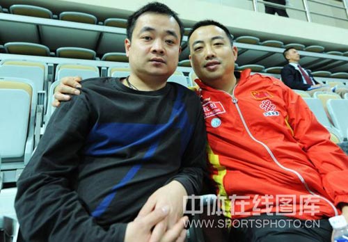 图文-刘国梁刘国栋观看乒联总决赛 兄弟俩亲密