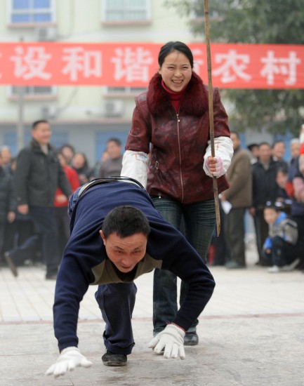 图文-重庆举行乡村趣味运动会 老牛耕地比赛_