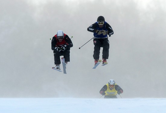 图文男子自由式滑雪争霸赛赛况你追我赶