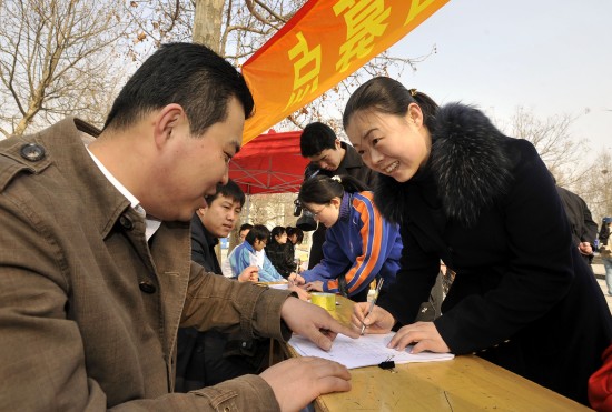 图文-全运会城市志愿者上岗服务 济南市民开心