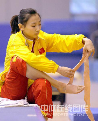 图文-奥运冠军何雯娜备战蹦床世锦赛 给脚上缠